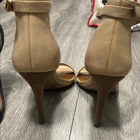 Lucky Brand Women's Black and Tan Heels - Picture 4 of 9